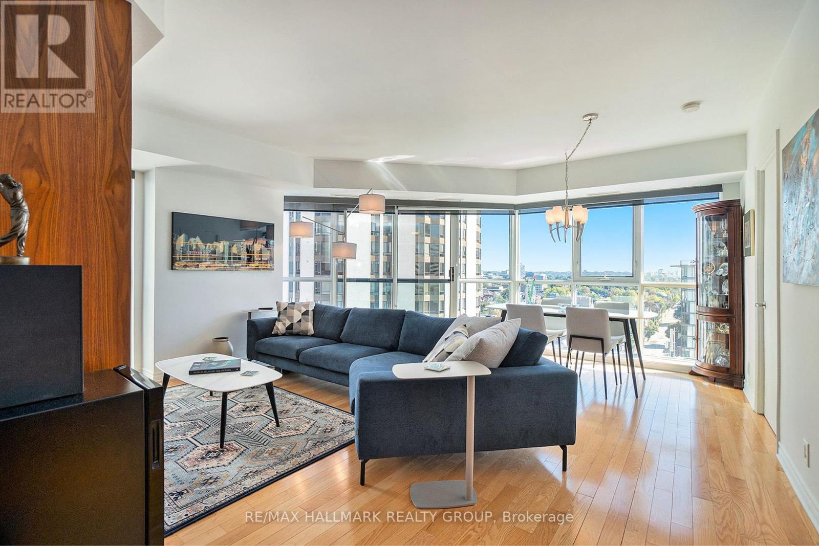 1601 445 Laurier Avenue W