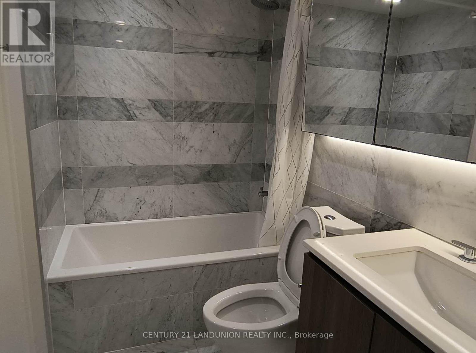 902 19 Bathurst Street