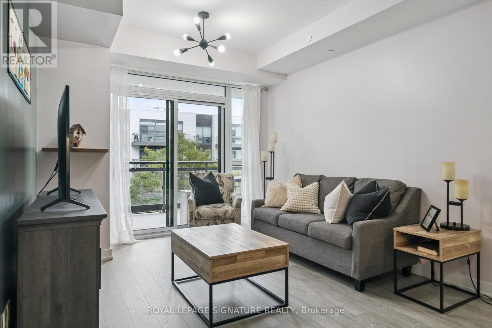 C 305 301 Sea Ray Avenue