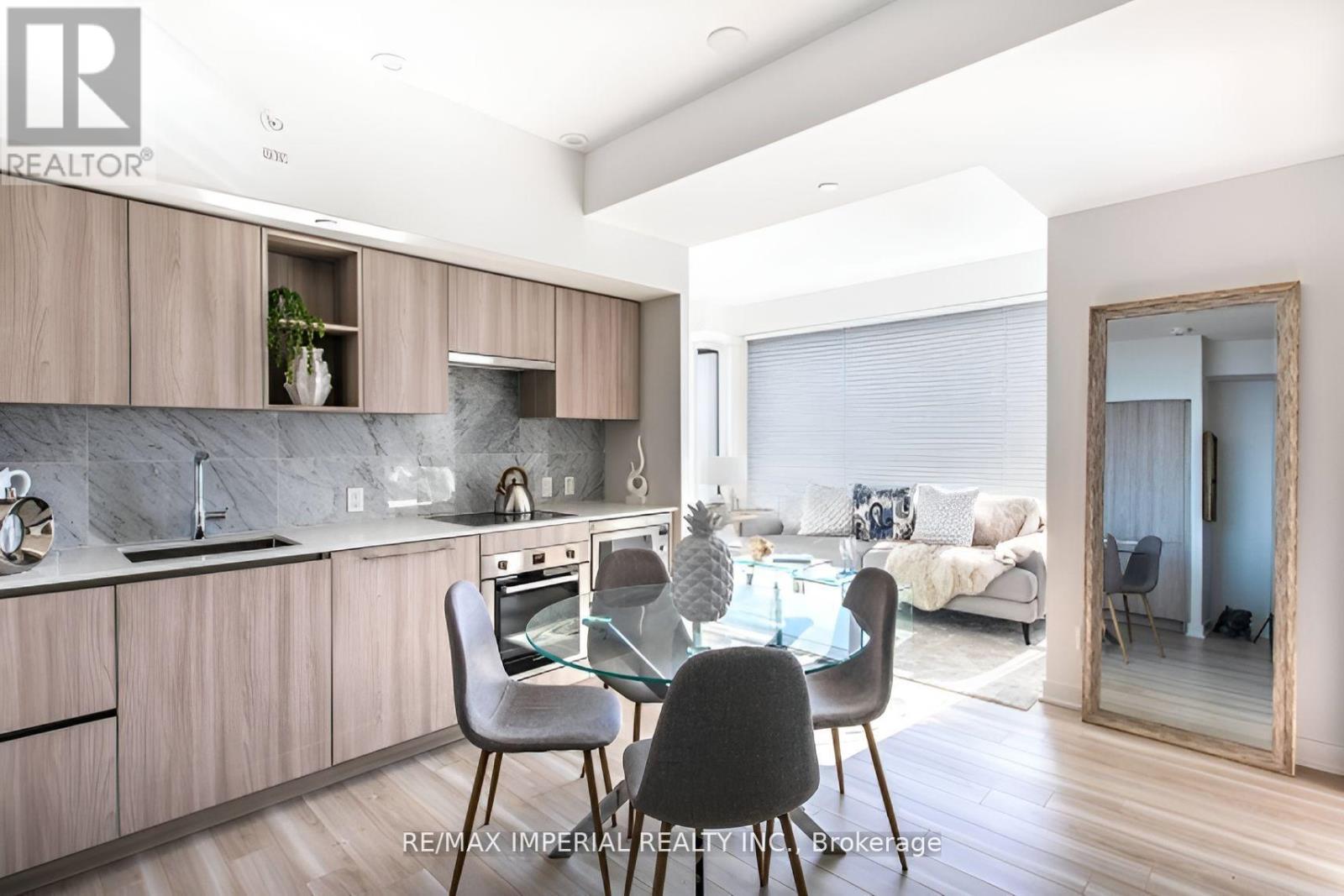 611 19 Bathurst Street