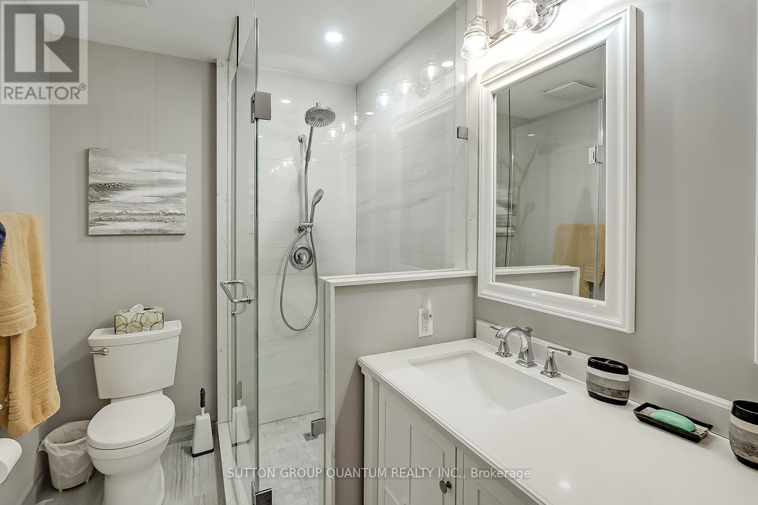 35 A 1064 Queen Street W