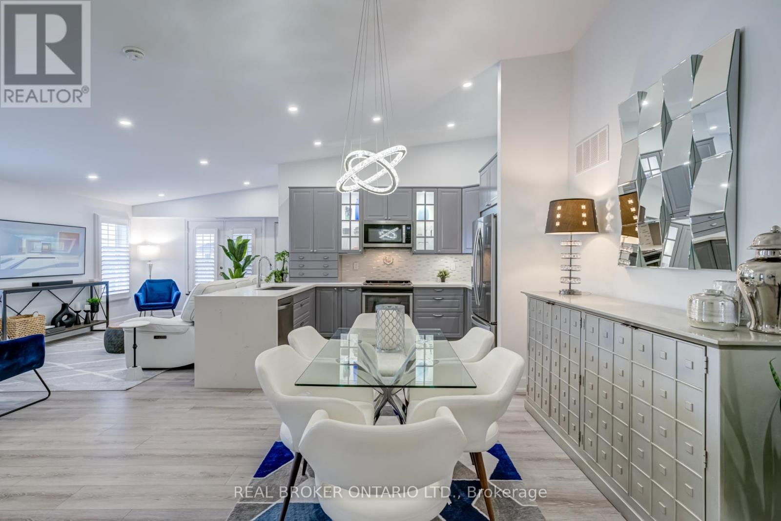 413 1460 Bishops Gate
