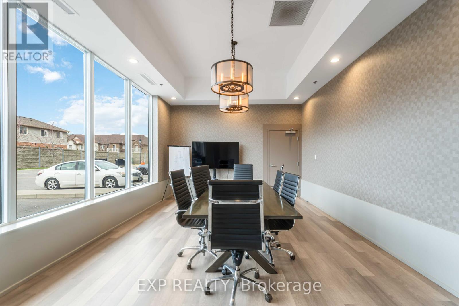 807 550 North Service Road