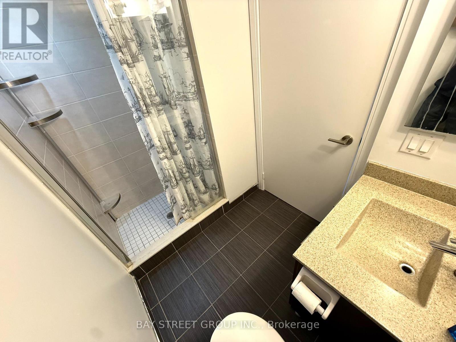 2325 135 Village Green Sq