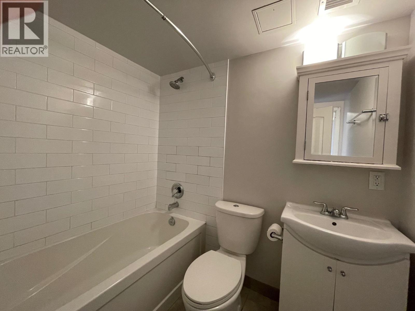 803 1501 Queensway