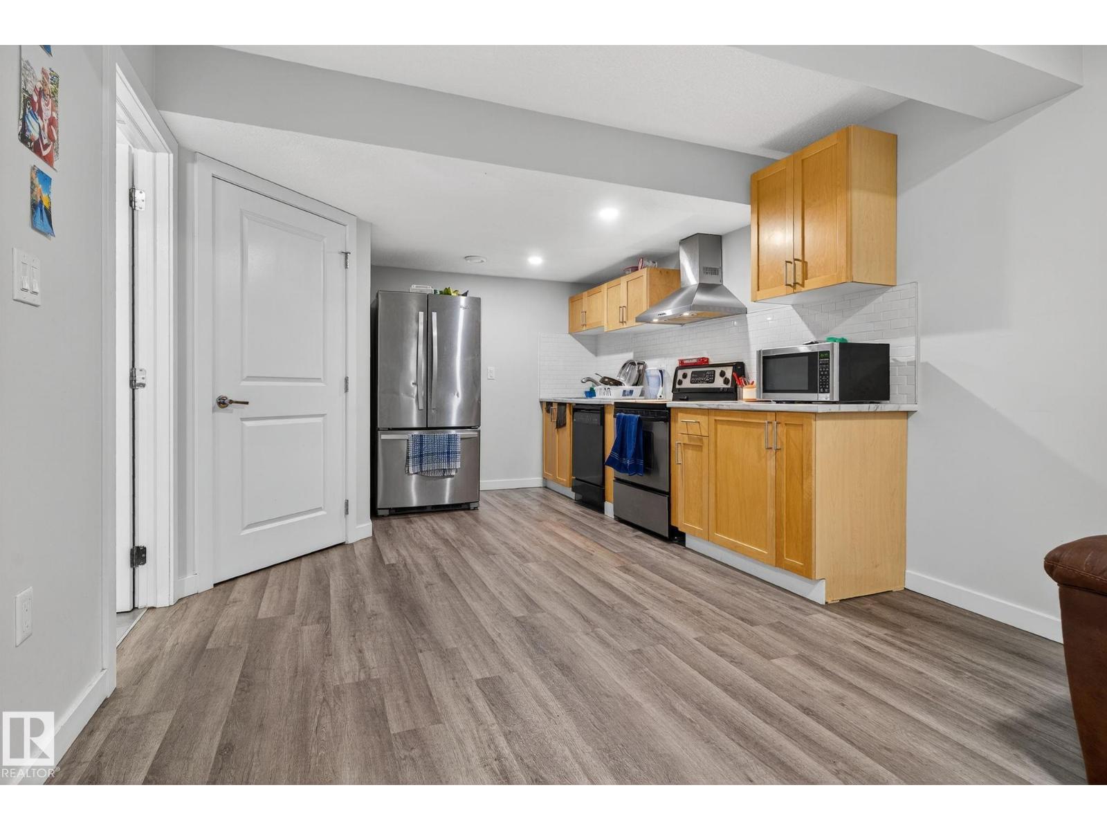 22035 80 Av Nw