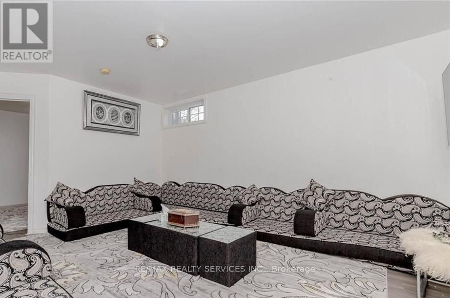 18 Greenlaw Place