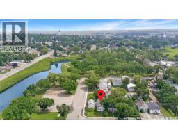 Enclosed porch - 239 8th Avenue Ne, Swift Current, SK S9H2P5 Photo 2