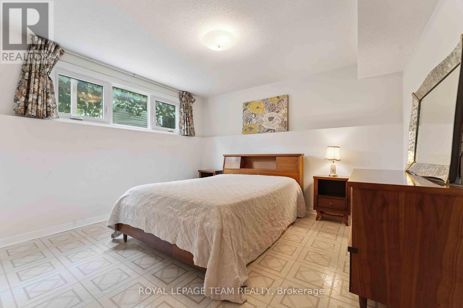 8 Oakwood Avenue