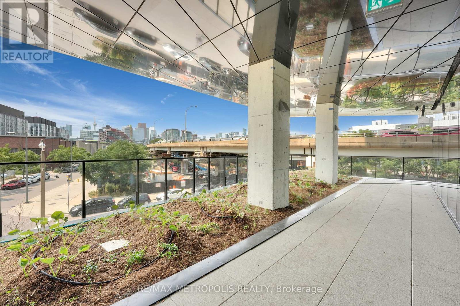 1213 21 Lawren Harris Square