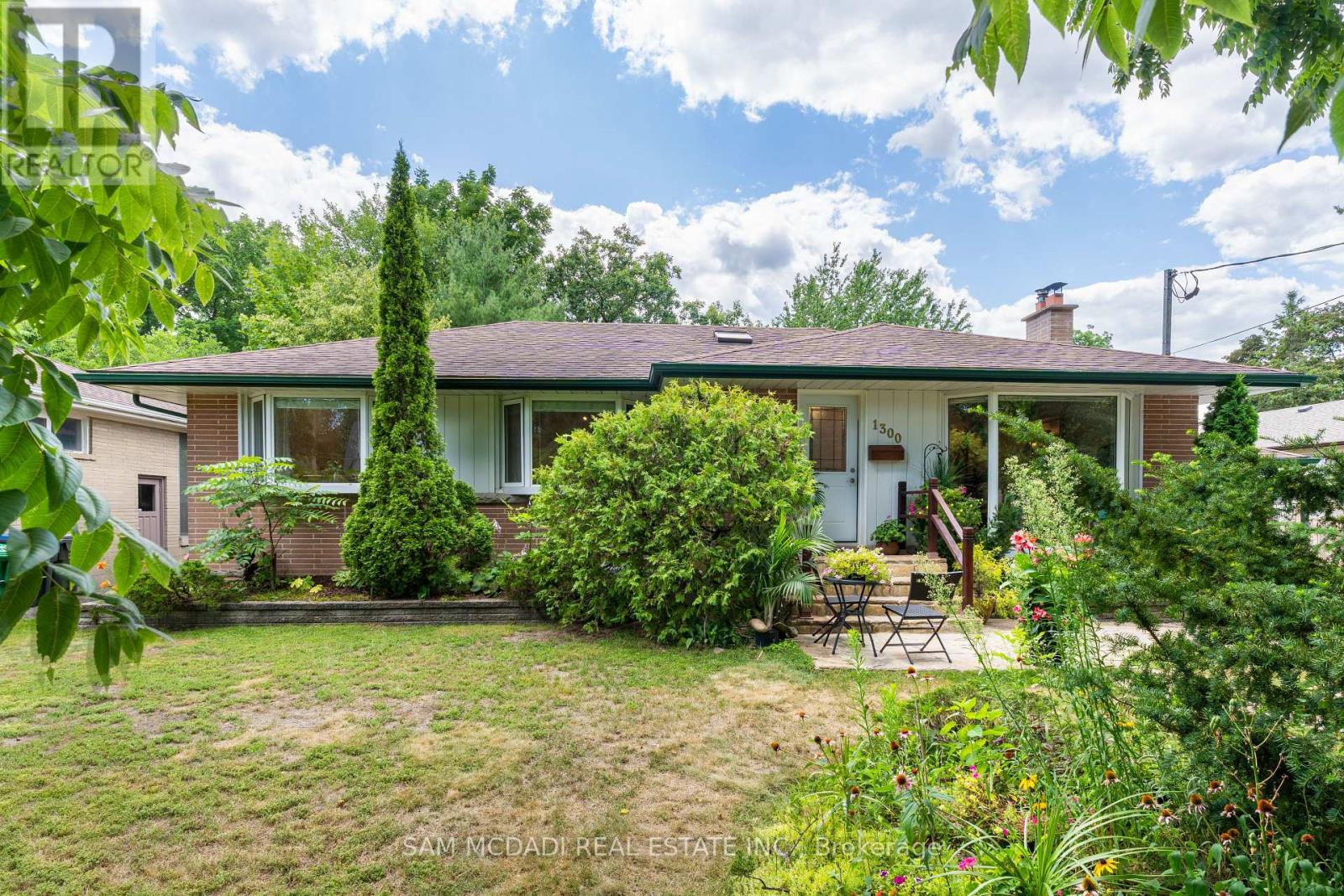 1300 Twin Oaks Dell