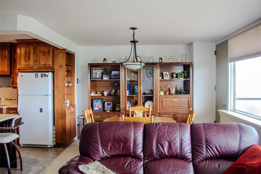 810 99 Wellington Crescent