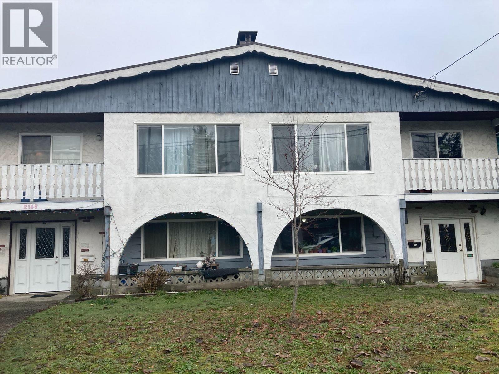 Upper 2165 Prairie Avenue