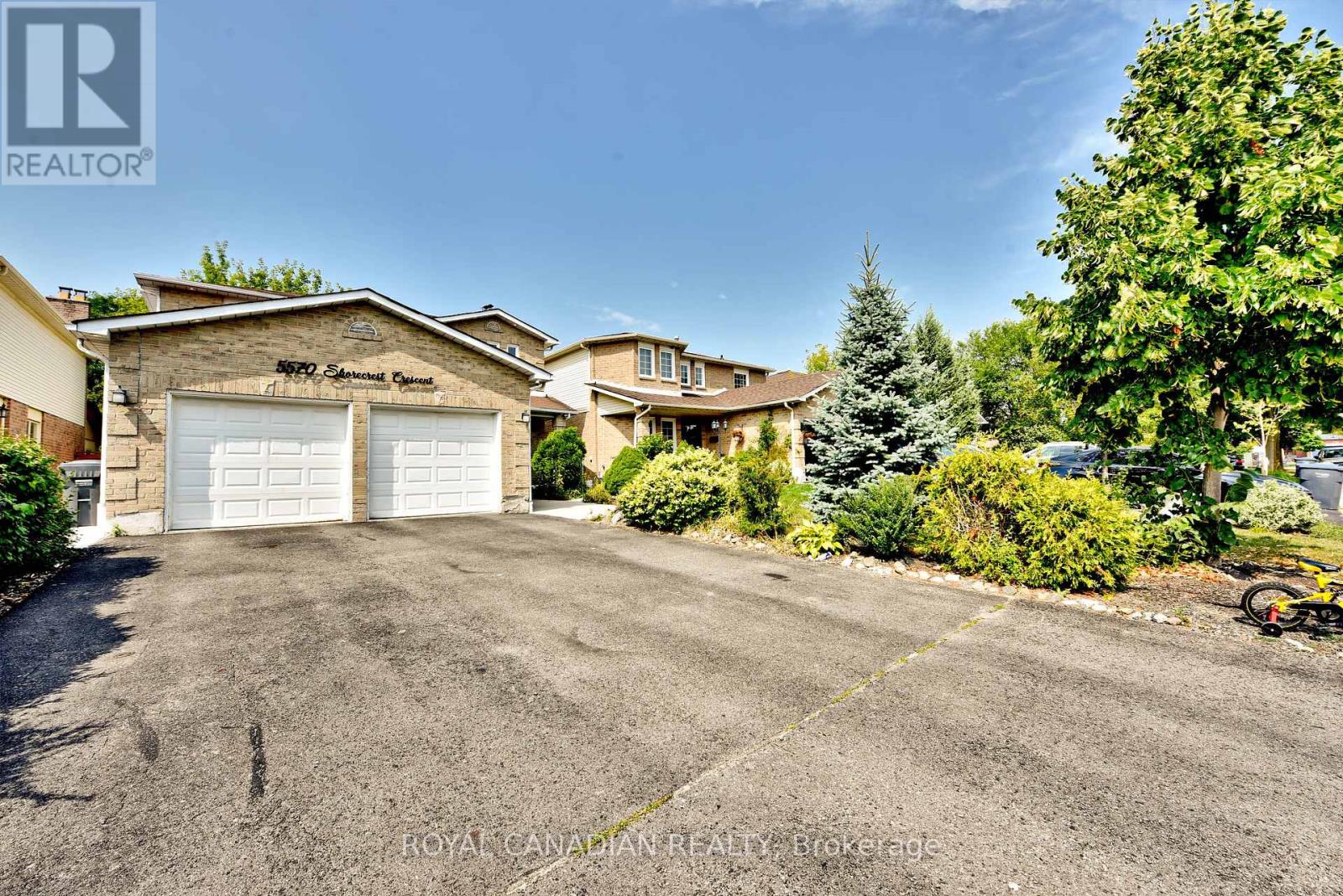 5570 Shorecrest Crescent
