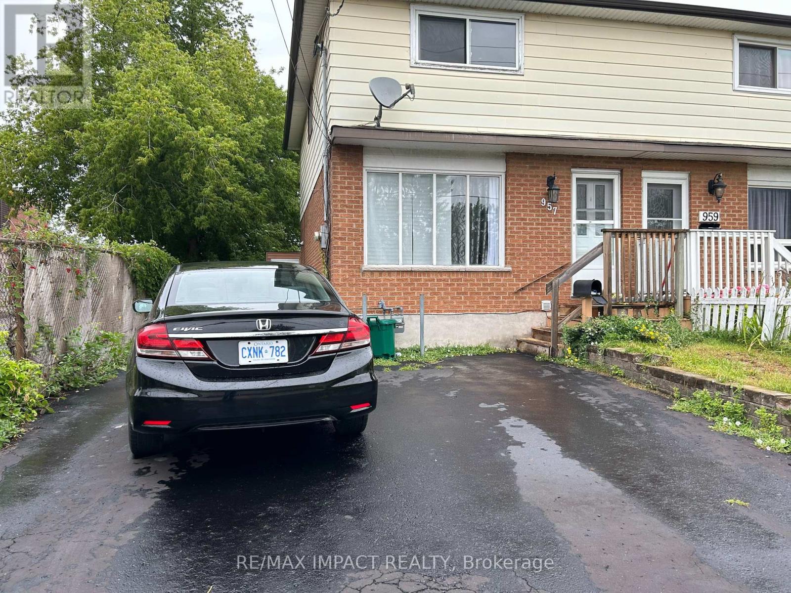 Upper 957 Glen Street S