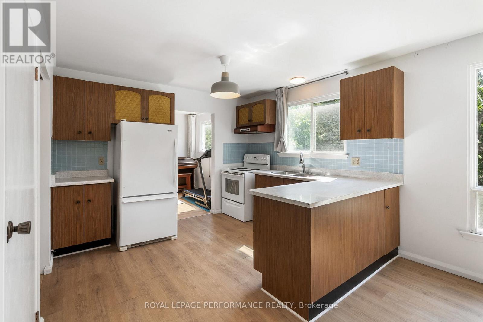 33 Woodview Crescent