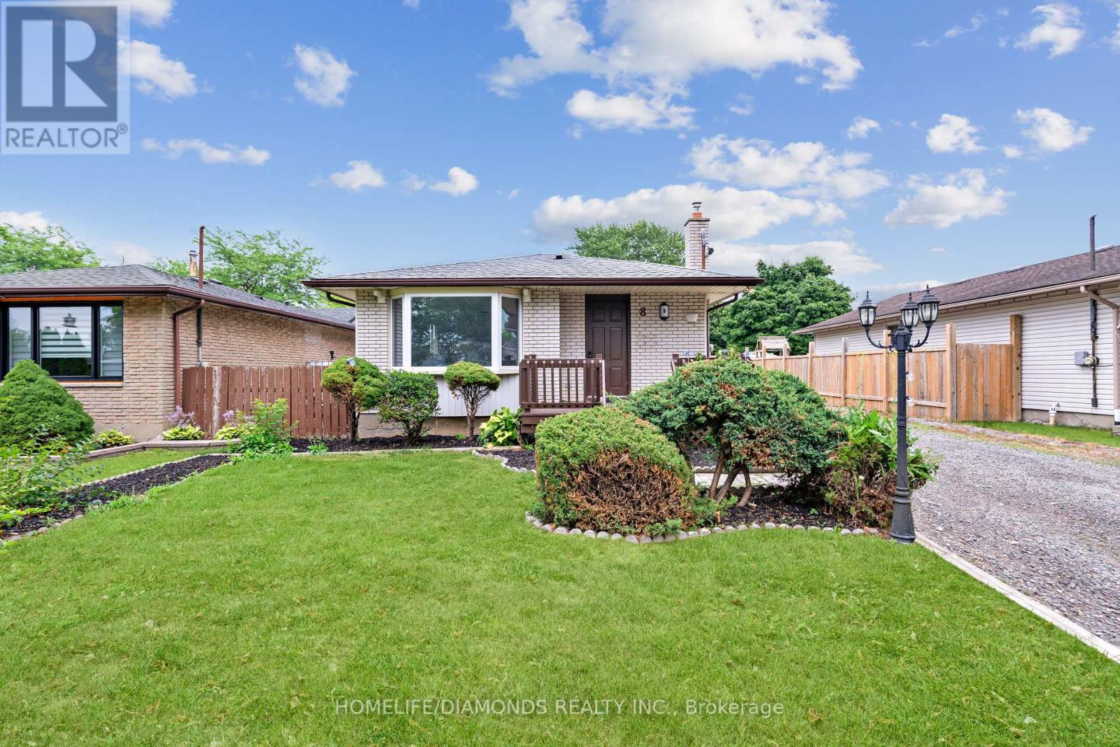 8 Huntley Crescent