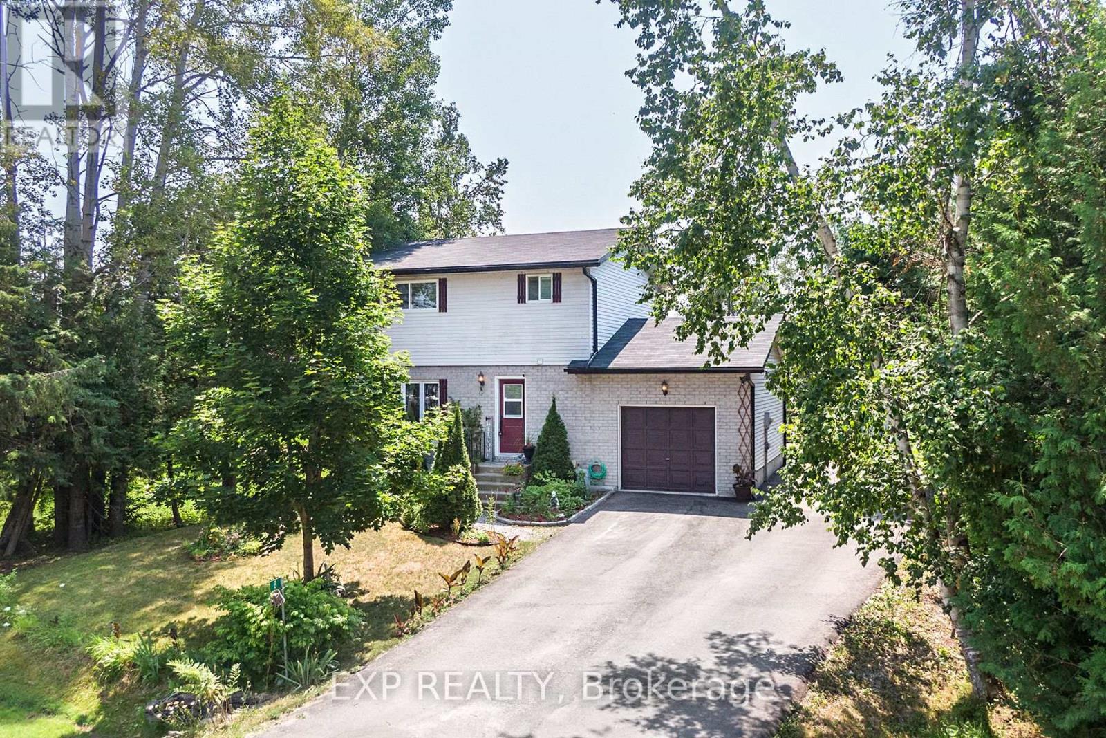 8 Pinewood Boulevard
