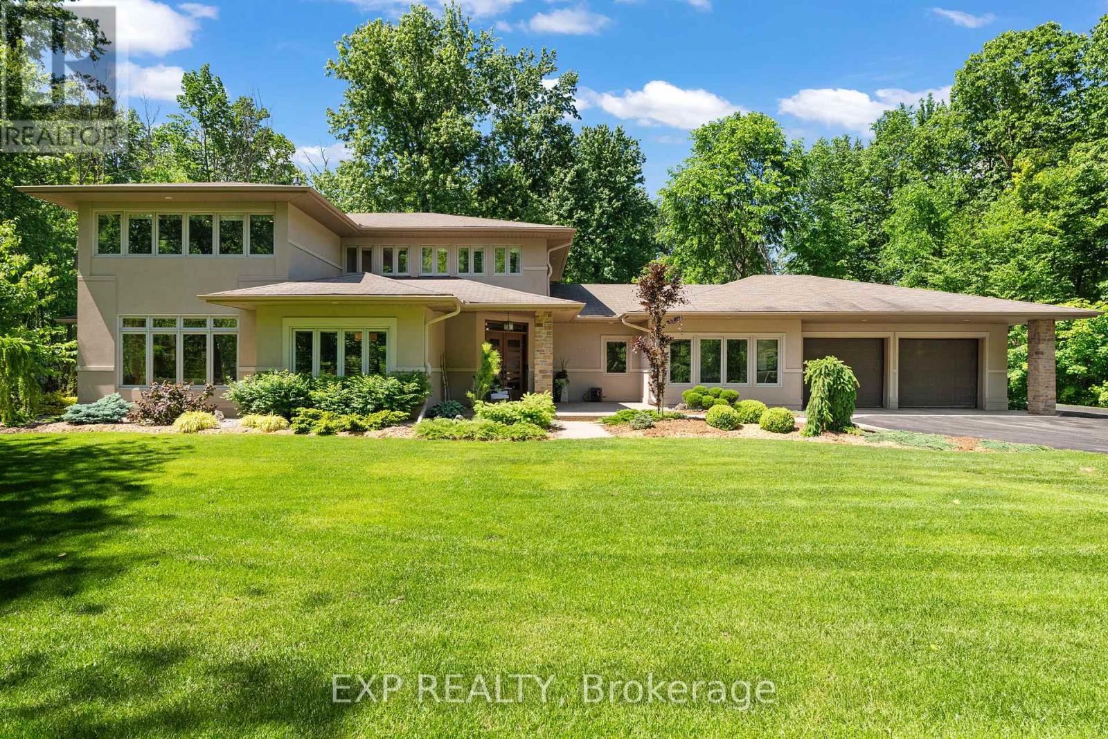 5759 Queenscourt Crescent
