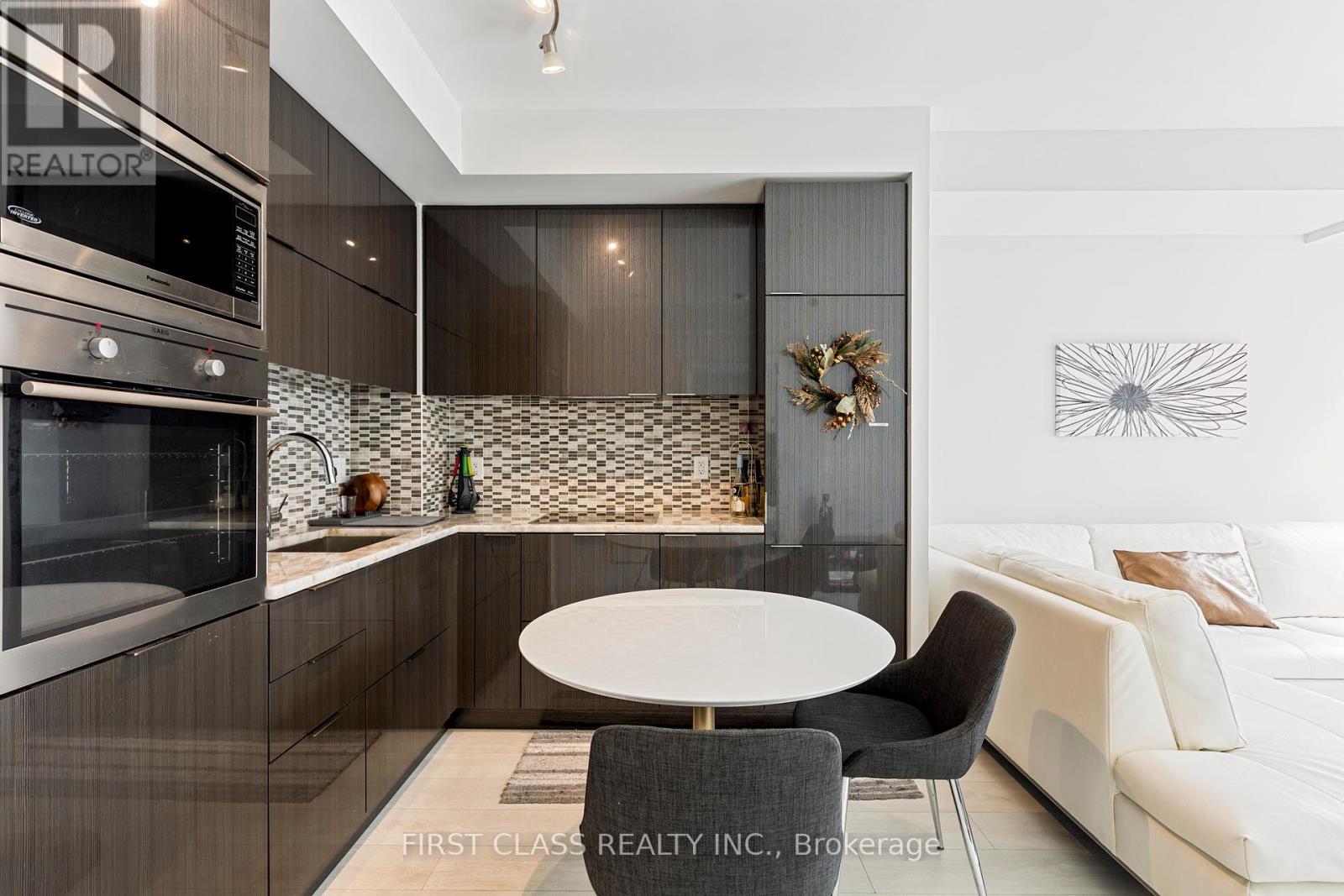 2408 318 Richmond Street