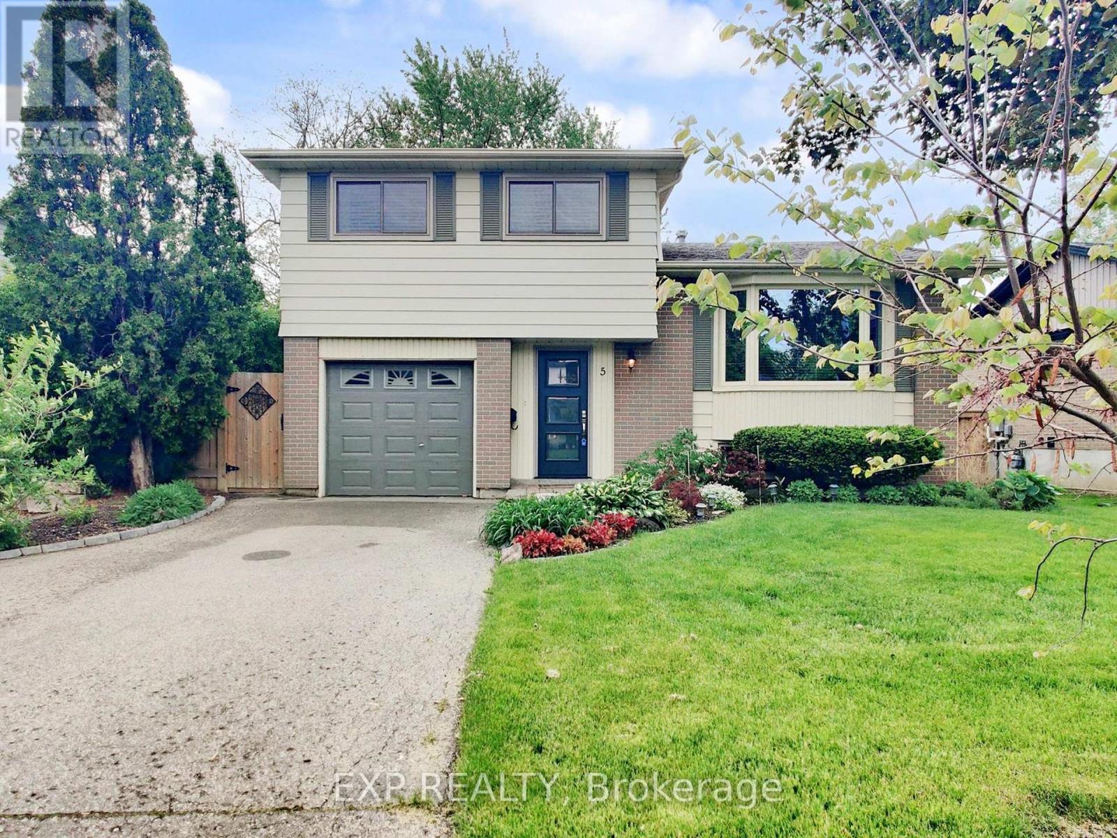 5 Lockton Crescent
