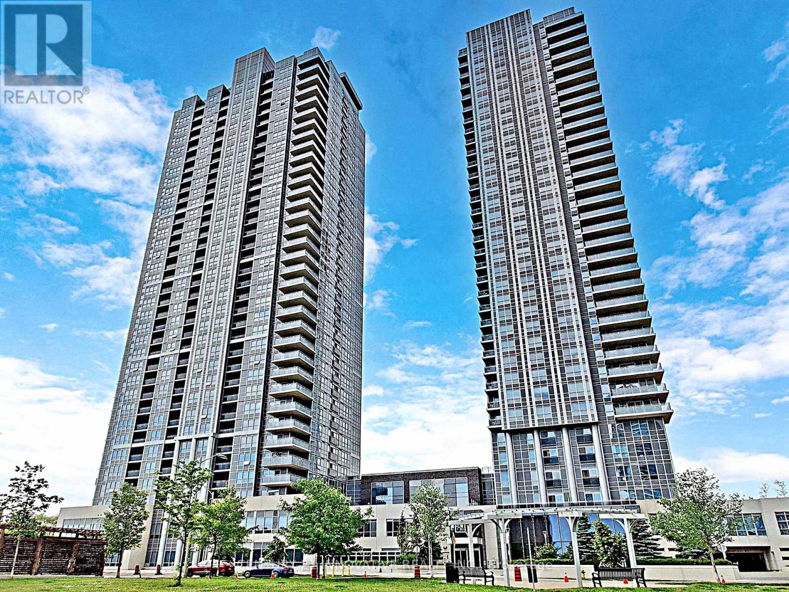 2616 275 Village Green Square