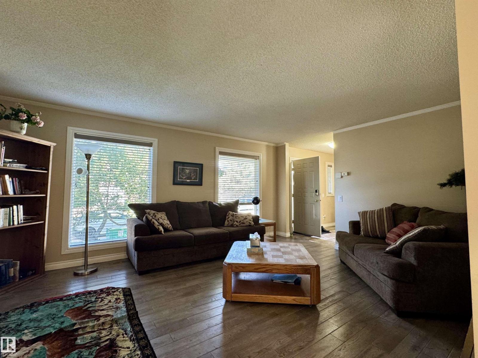 240 Waygood Rd Nw
