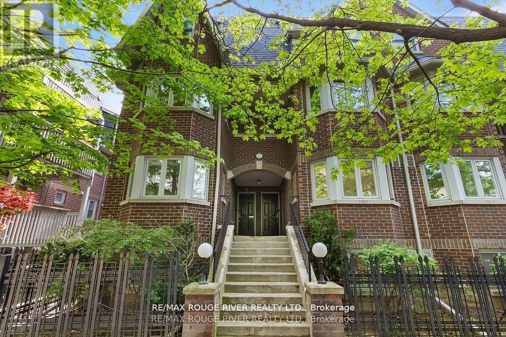 D 32 Massey Street W