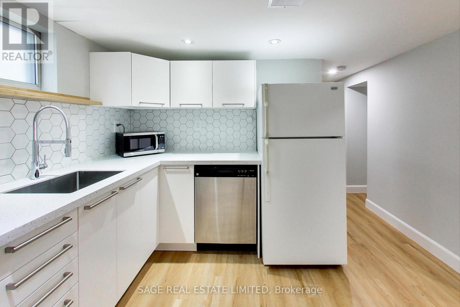 Lower 2505 Gerrard Street E