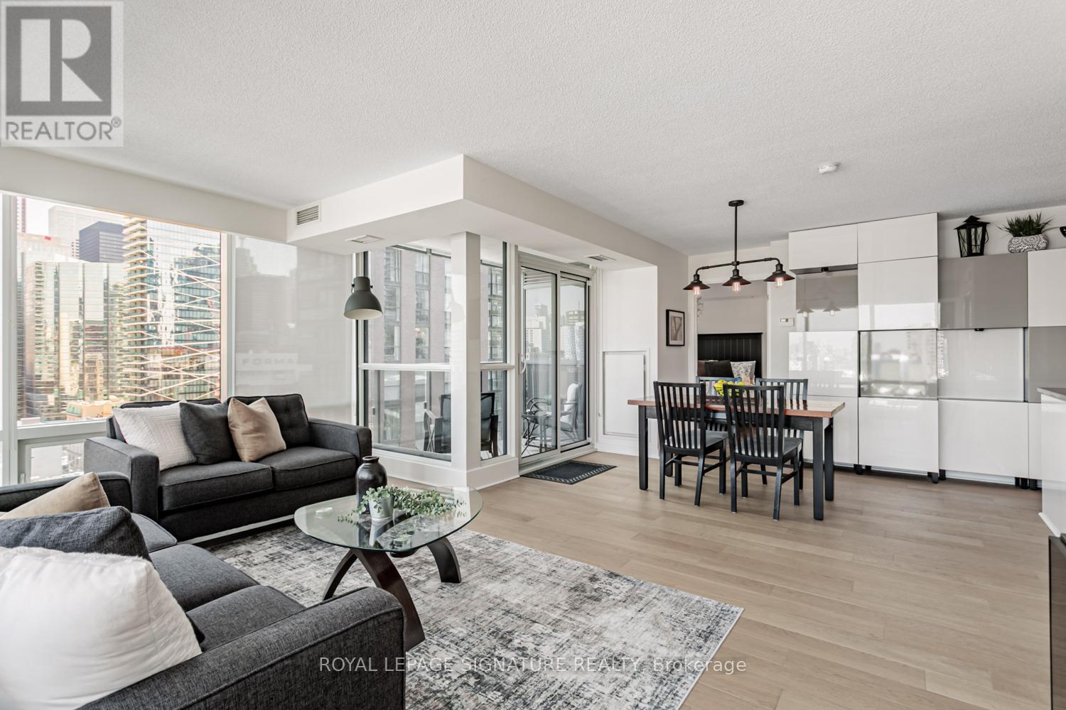 1804 295 Adelaide Street W