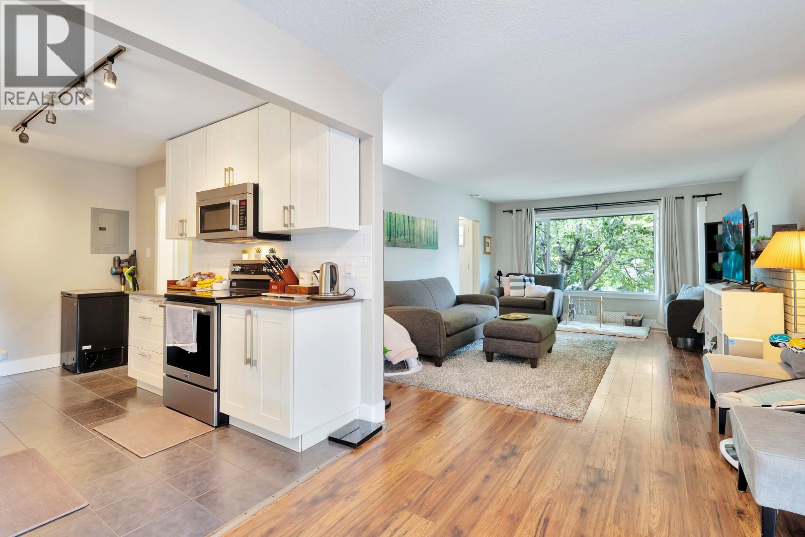 1552 Pinehurst Crescent