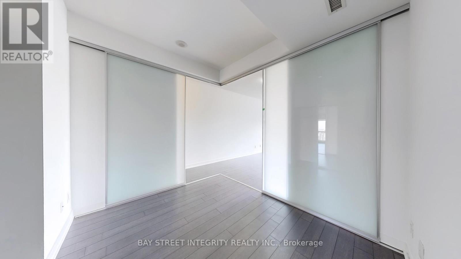 2107 210 Simcoe Street