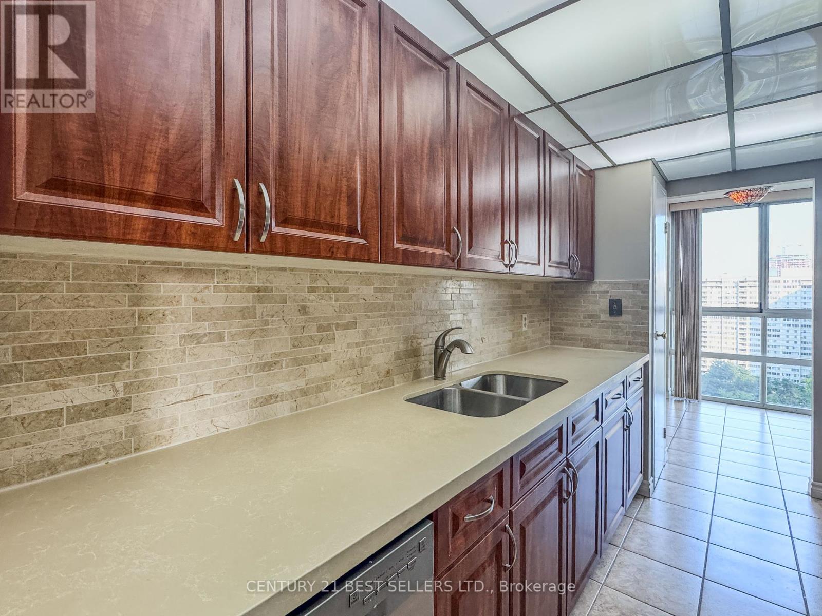 1803 3650 Kaneff Crescent