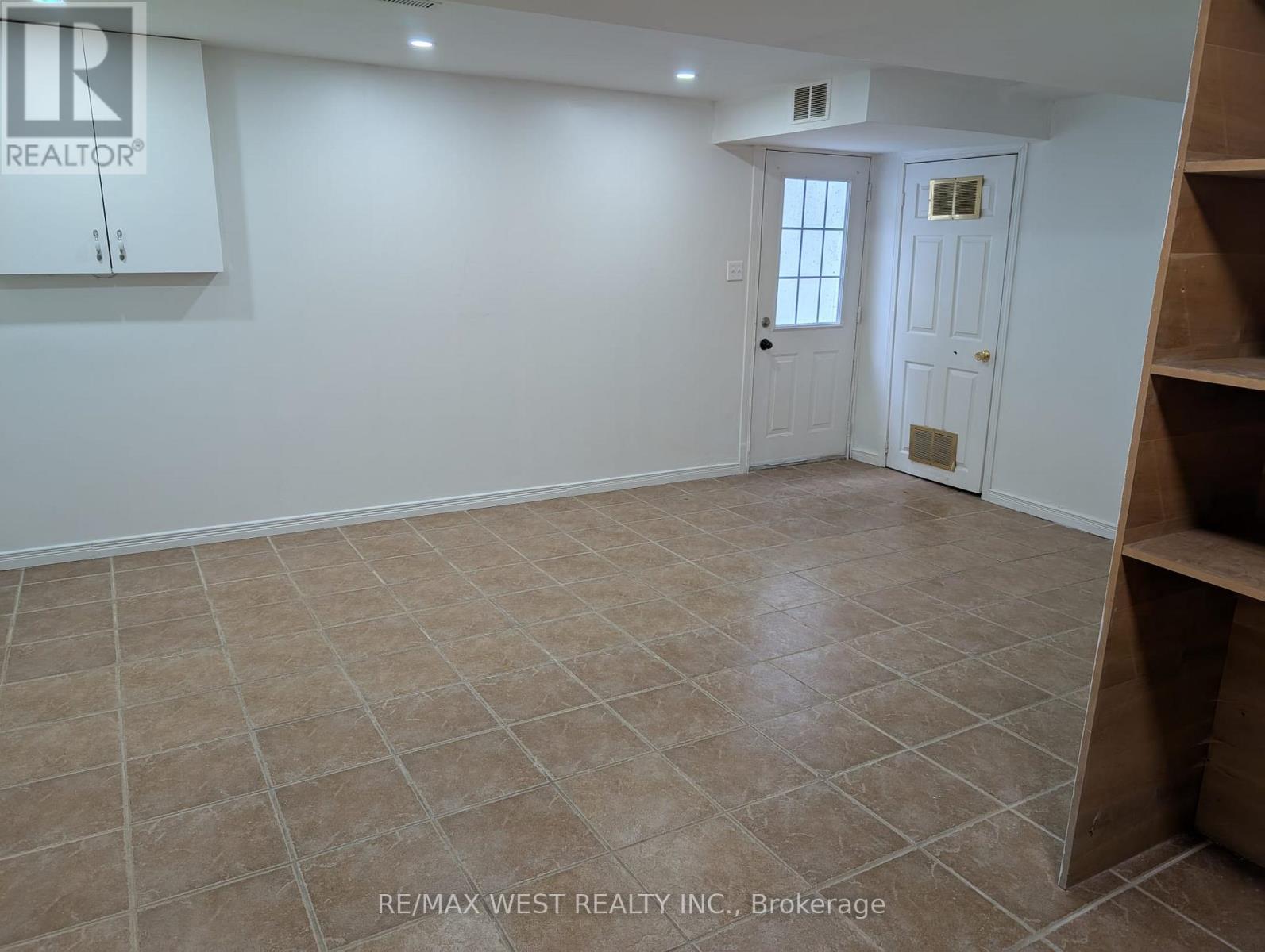 Bsmt 45 Mercer Crescent