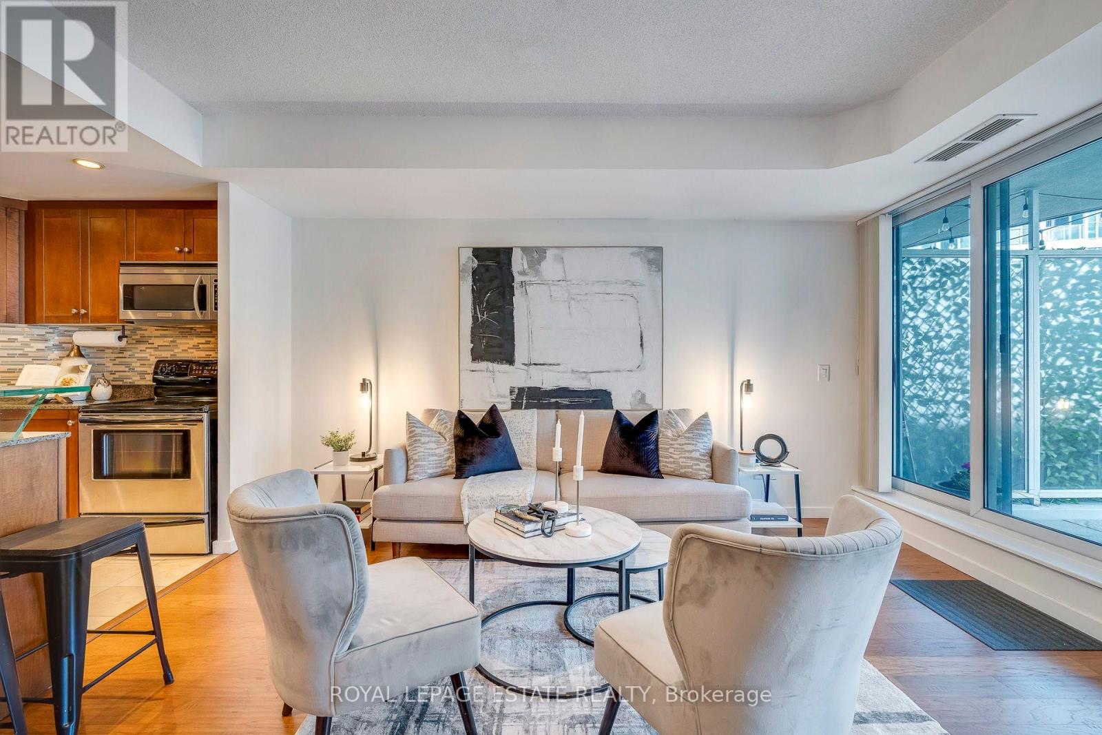 402 218 Queens Quay W