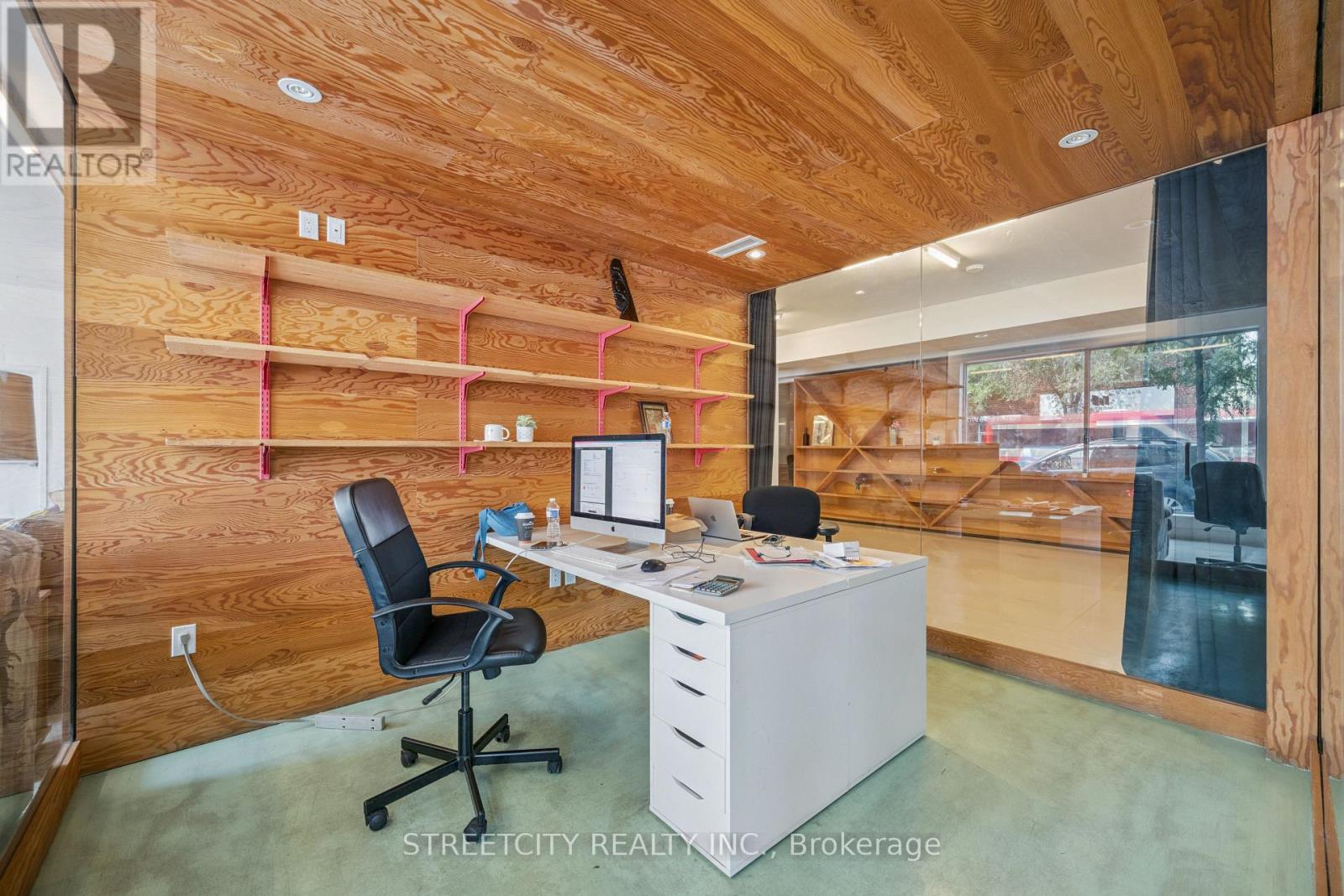 837 Dundas Street W