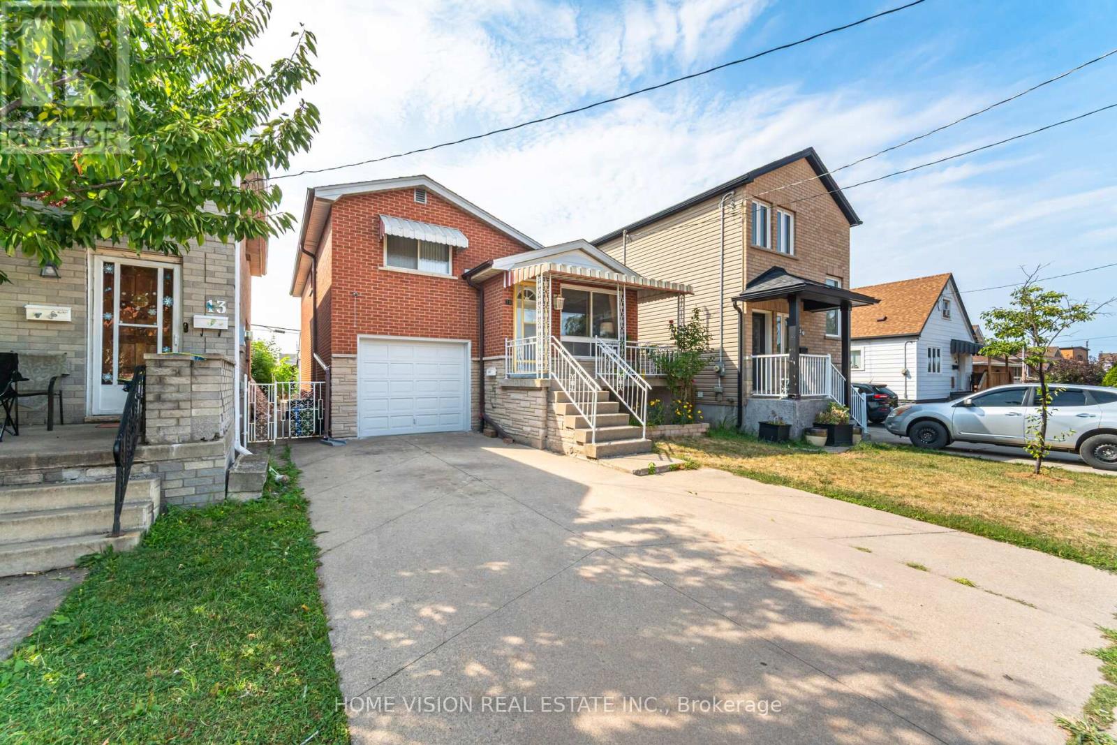 15 Adair Avenue N