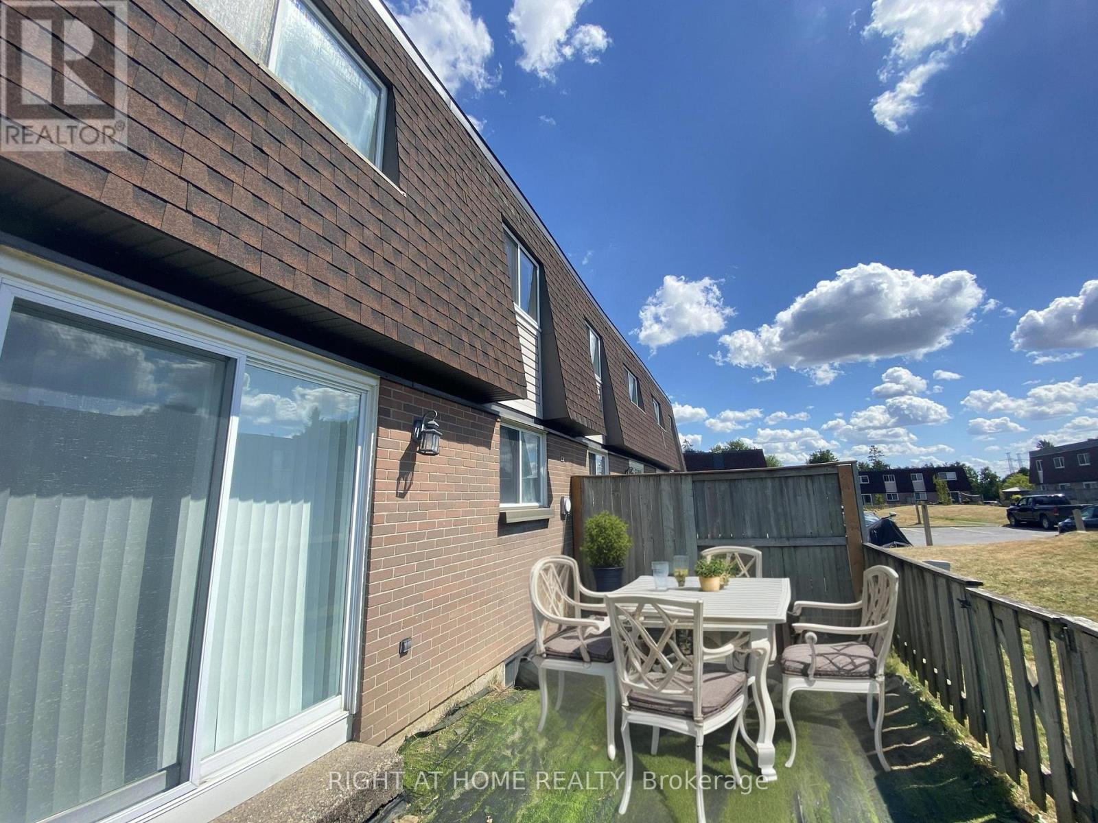 271 Ridgepark Private