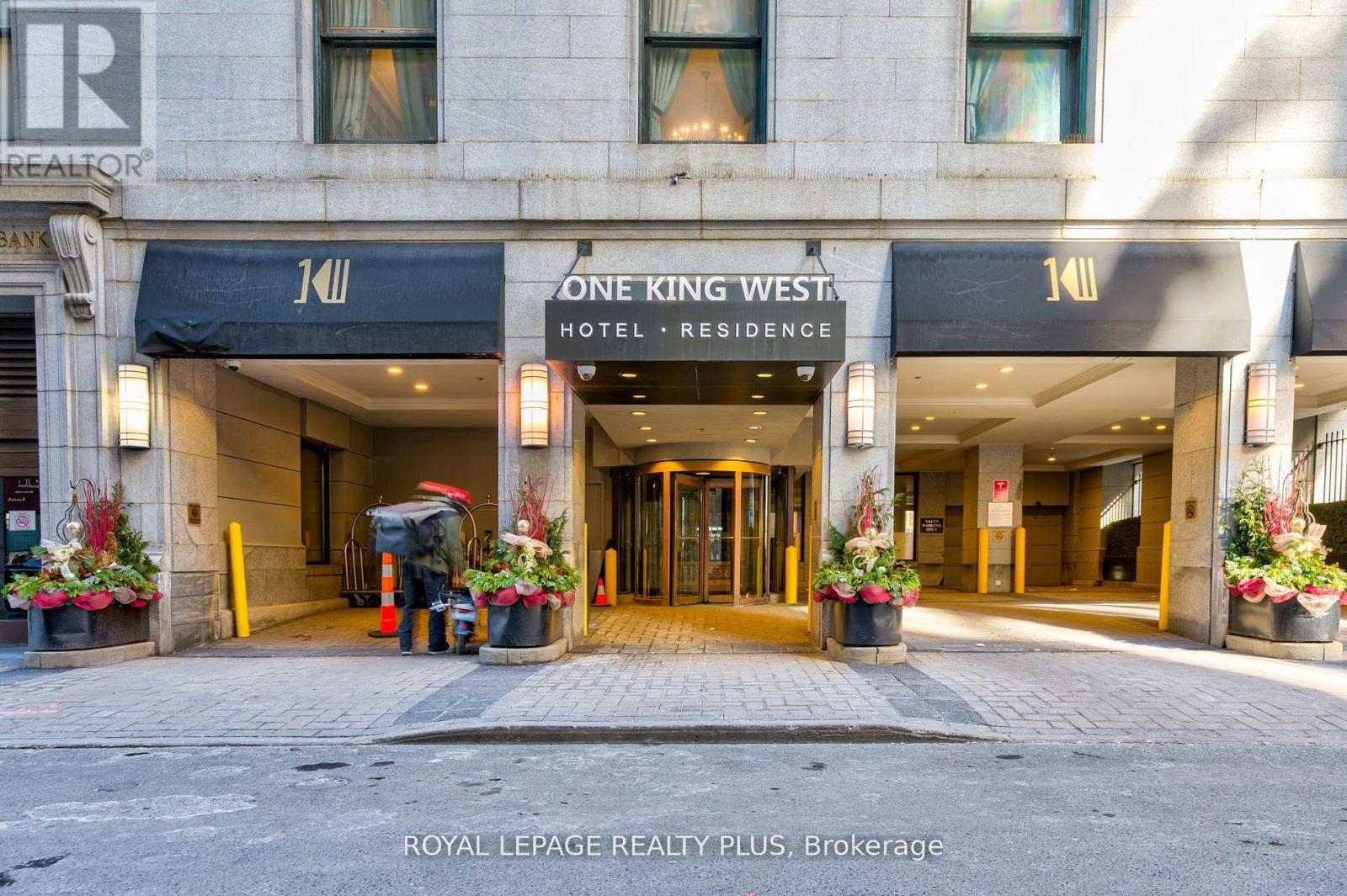 1706 1 King Street W