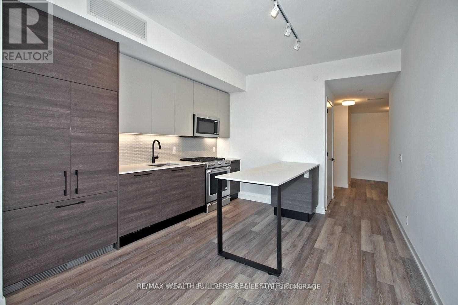 511 2118 Bloor Street W