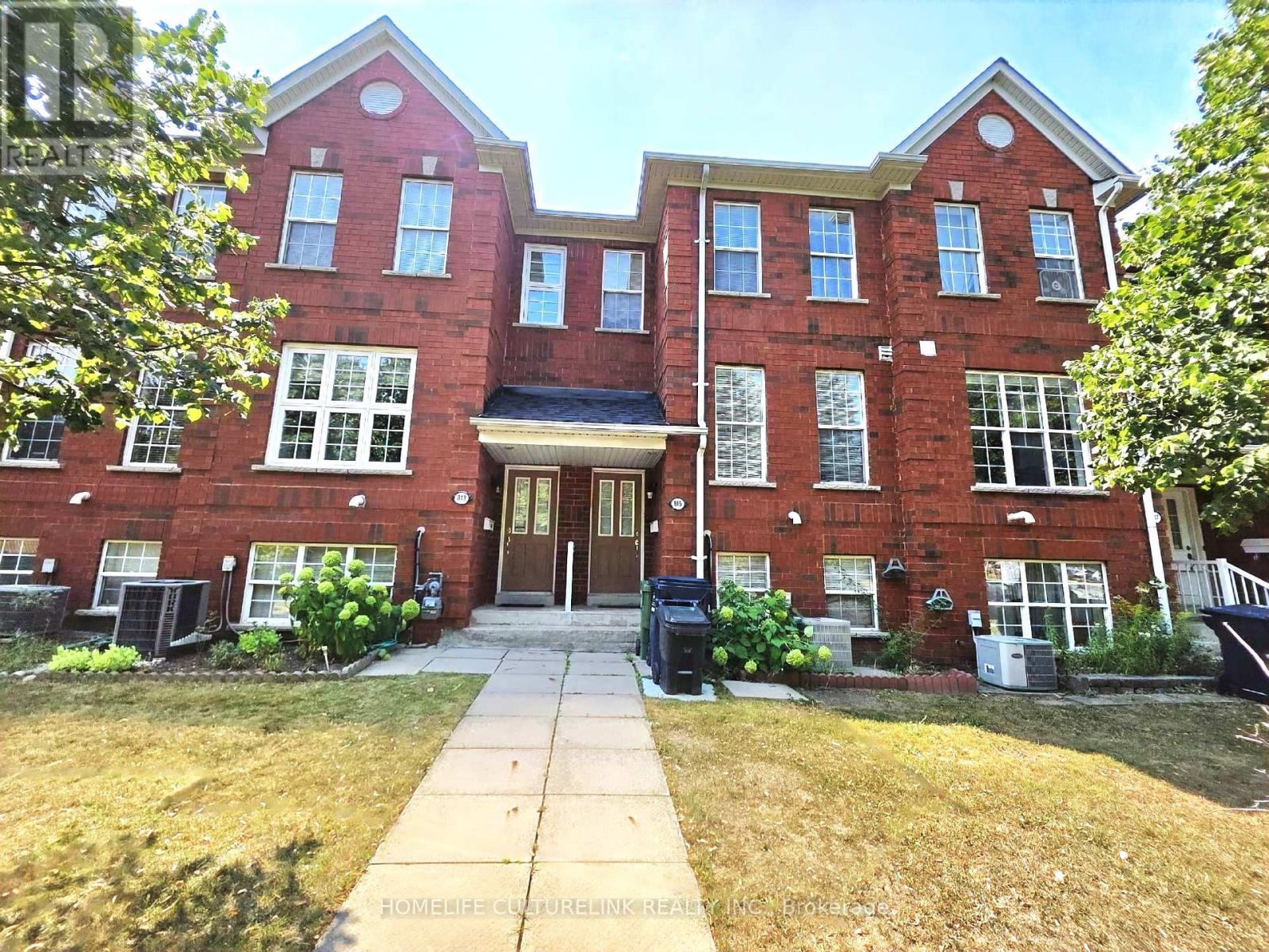 813 Sandhurst Circle
