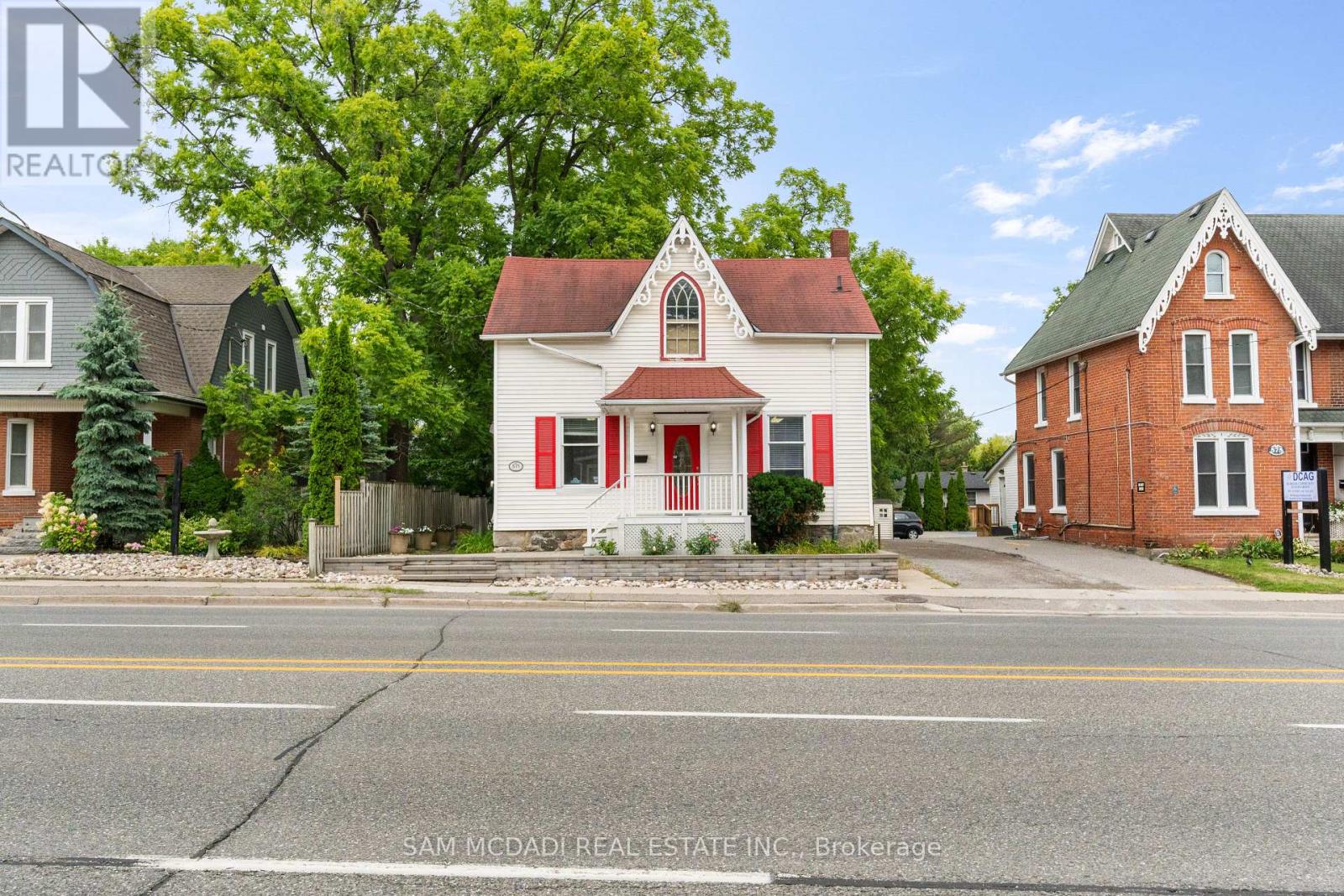 571 Kingston Road W