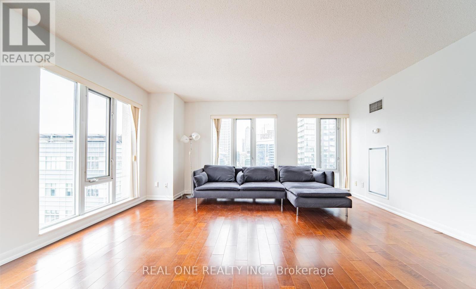2404 210 Victoria Street