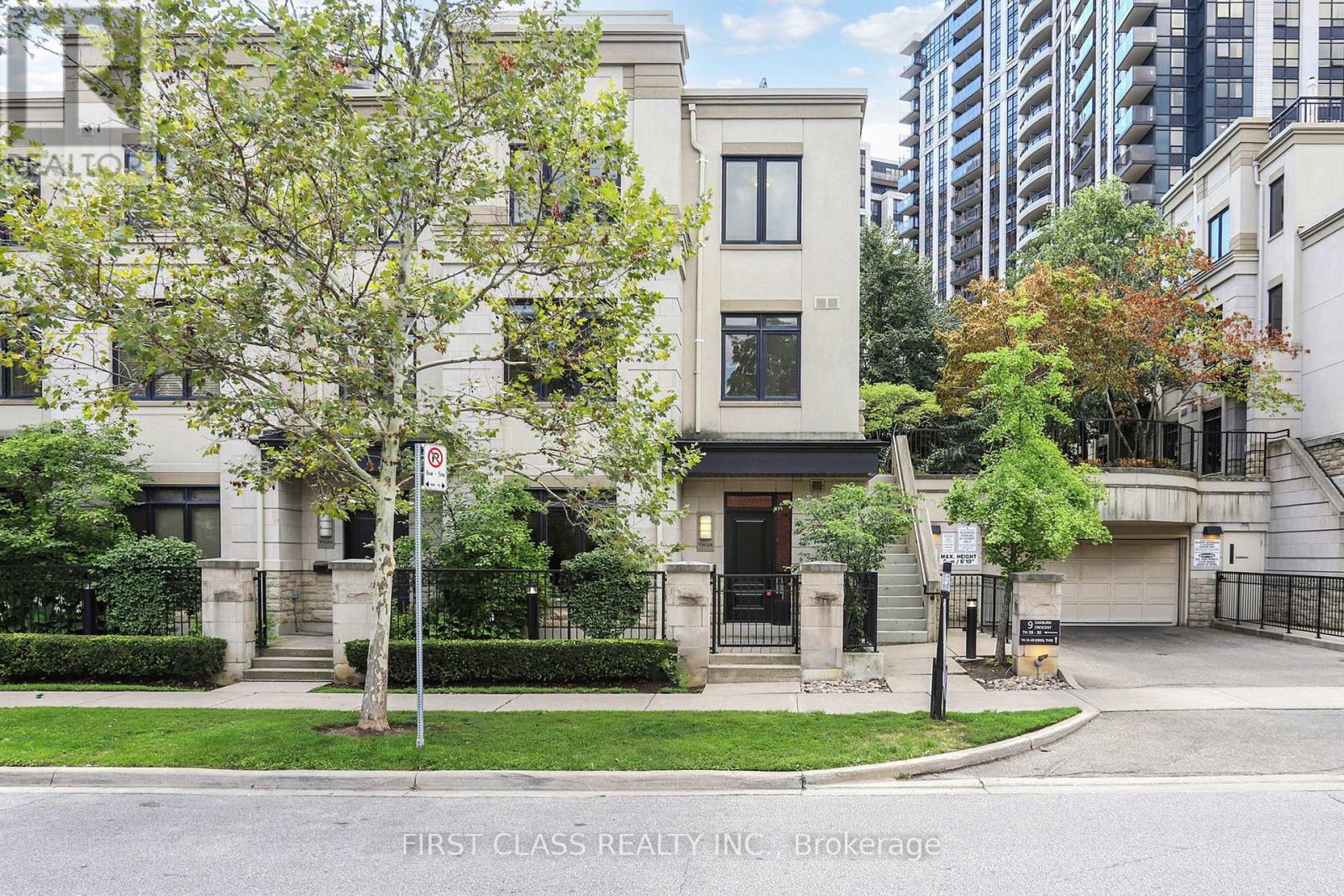 Th 28 9 Oakburn Crescent