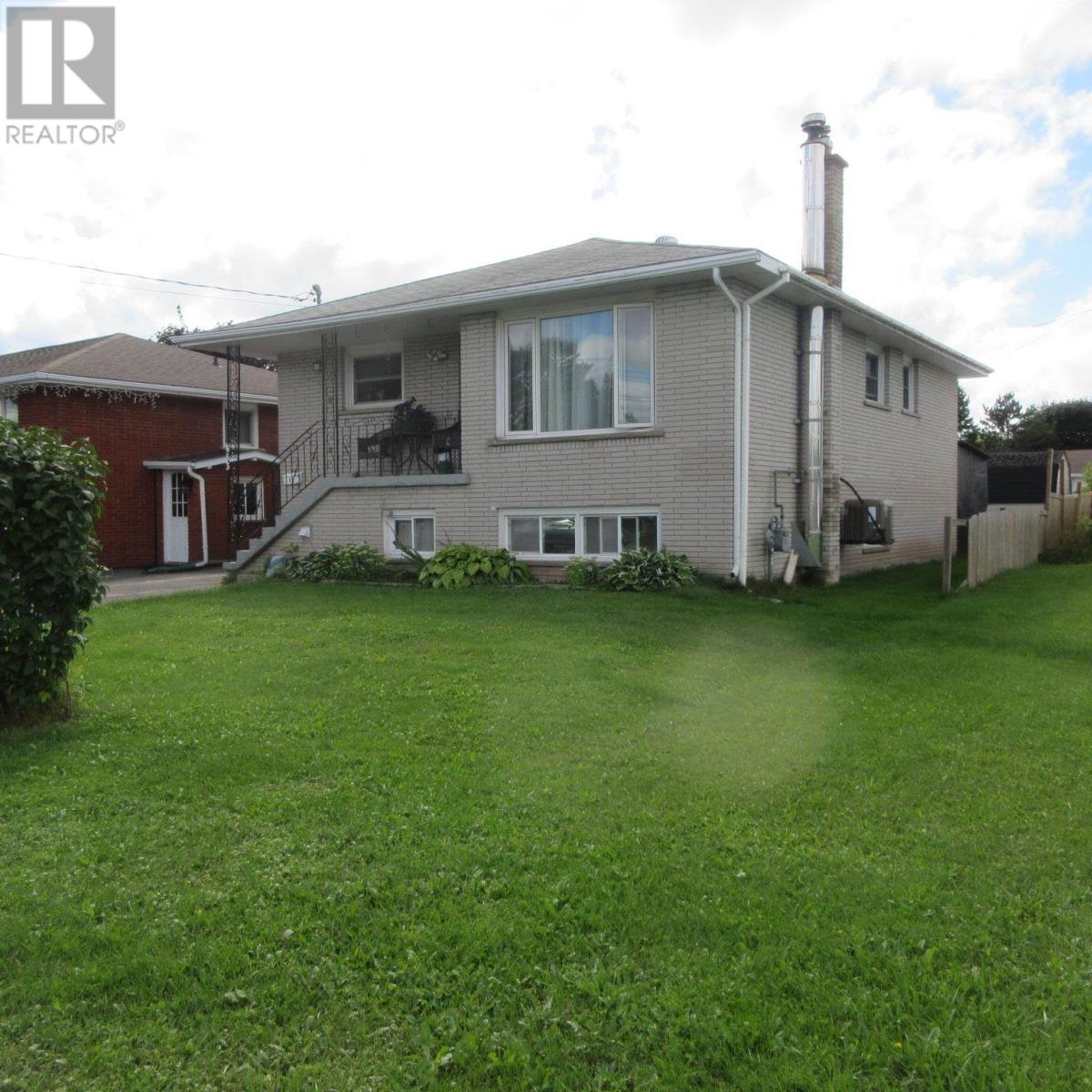 653 Farwell Ter