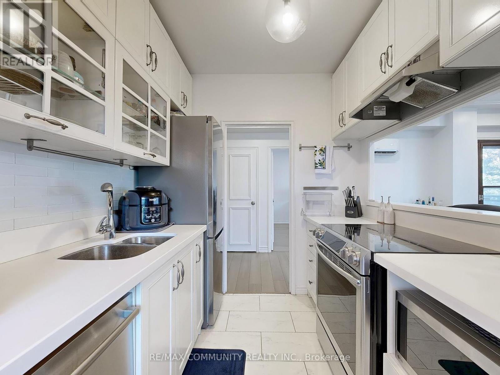 309 740 Eglinton Avenue W