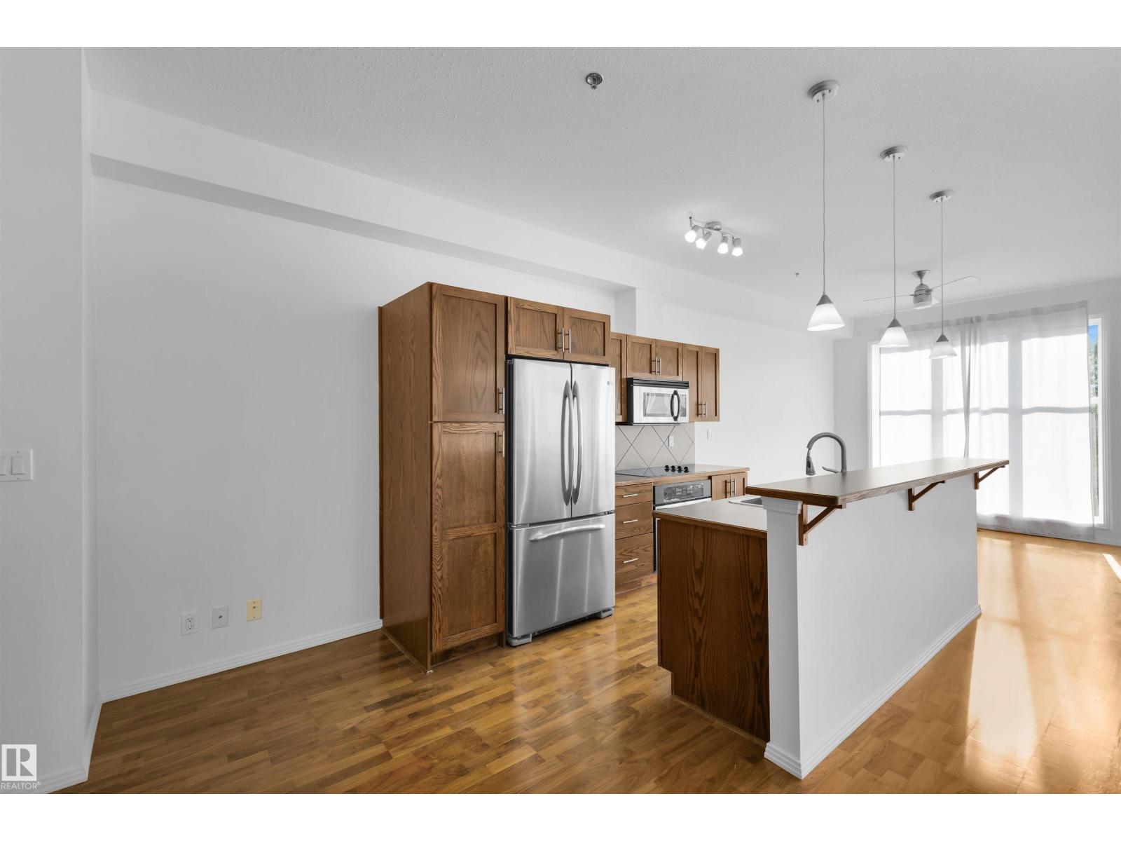 365 4823 104 A St Nw