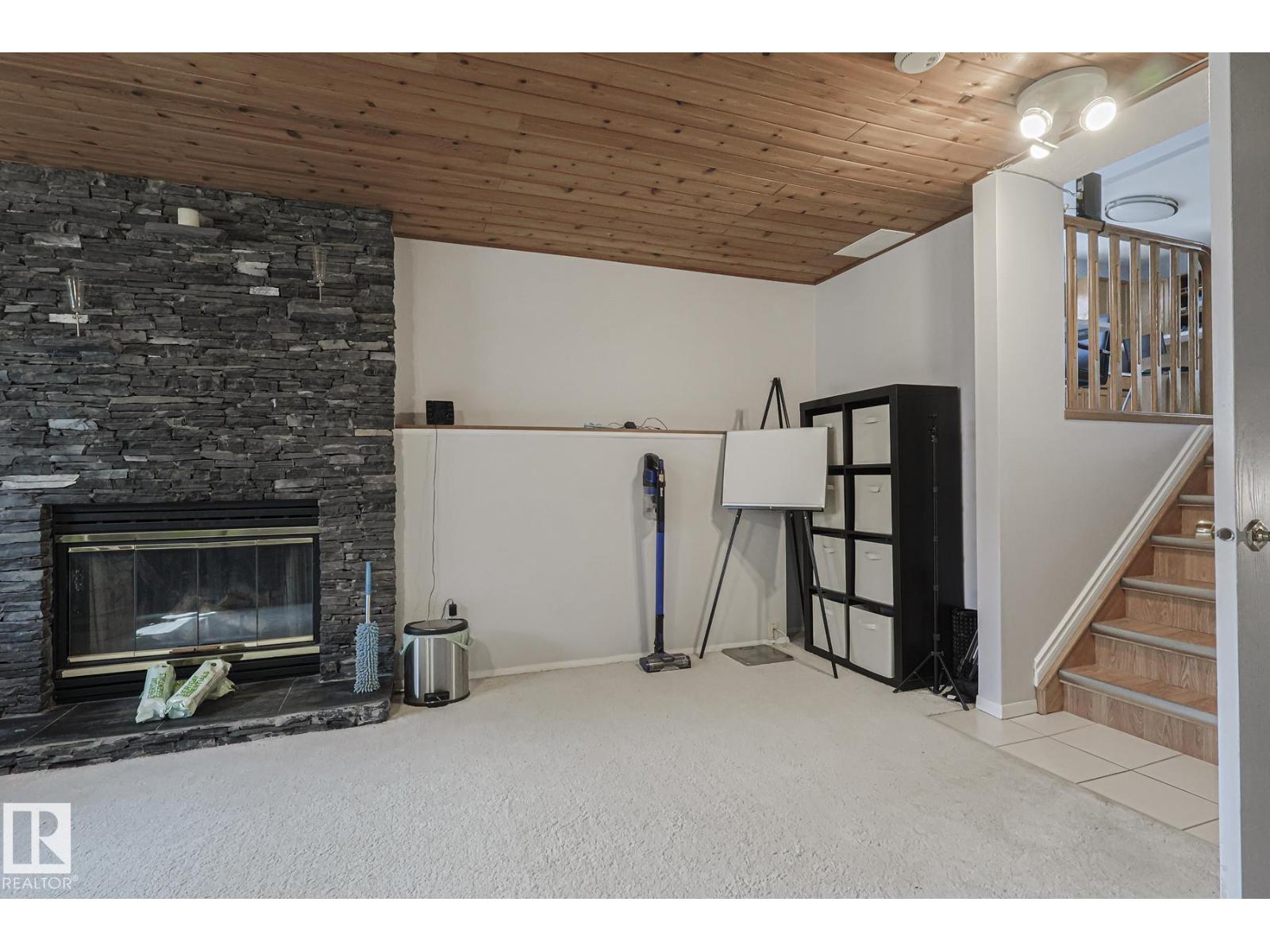 10439 16 Av Nw