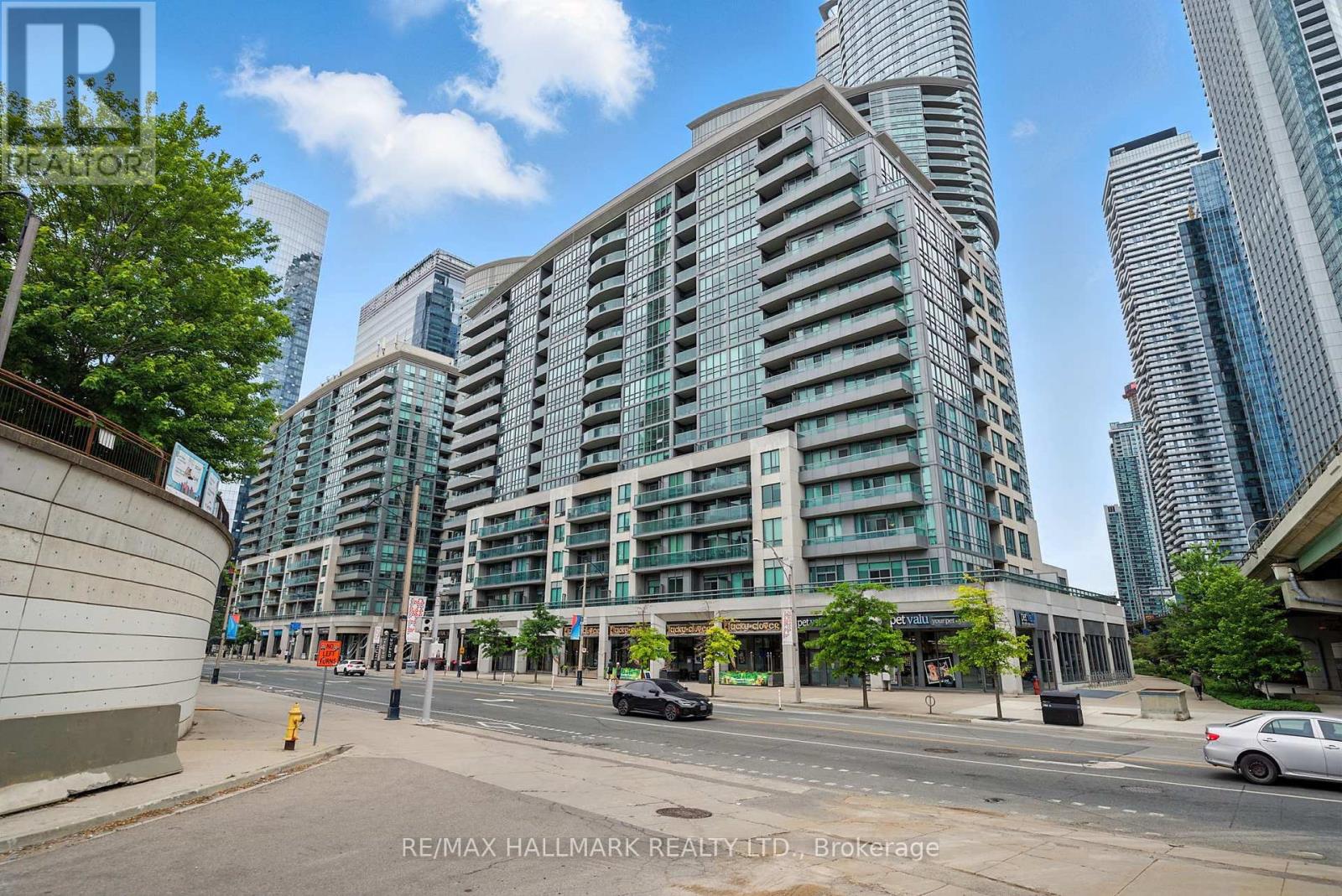 301 25 Lower Simcoe Street