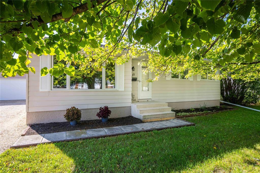 210 Hazelwood Crescent